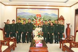 Thủ trưởng Bộ tư lệnh Quân khu chúc mừng các tổ chức quần chúng